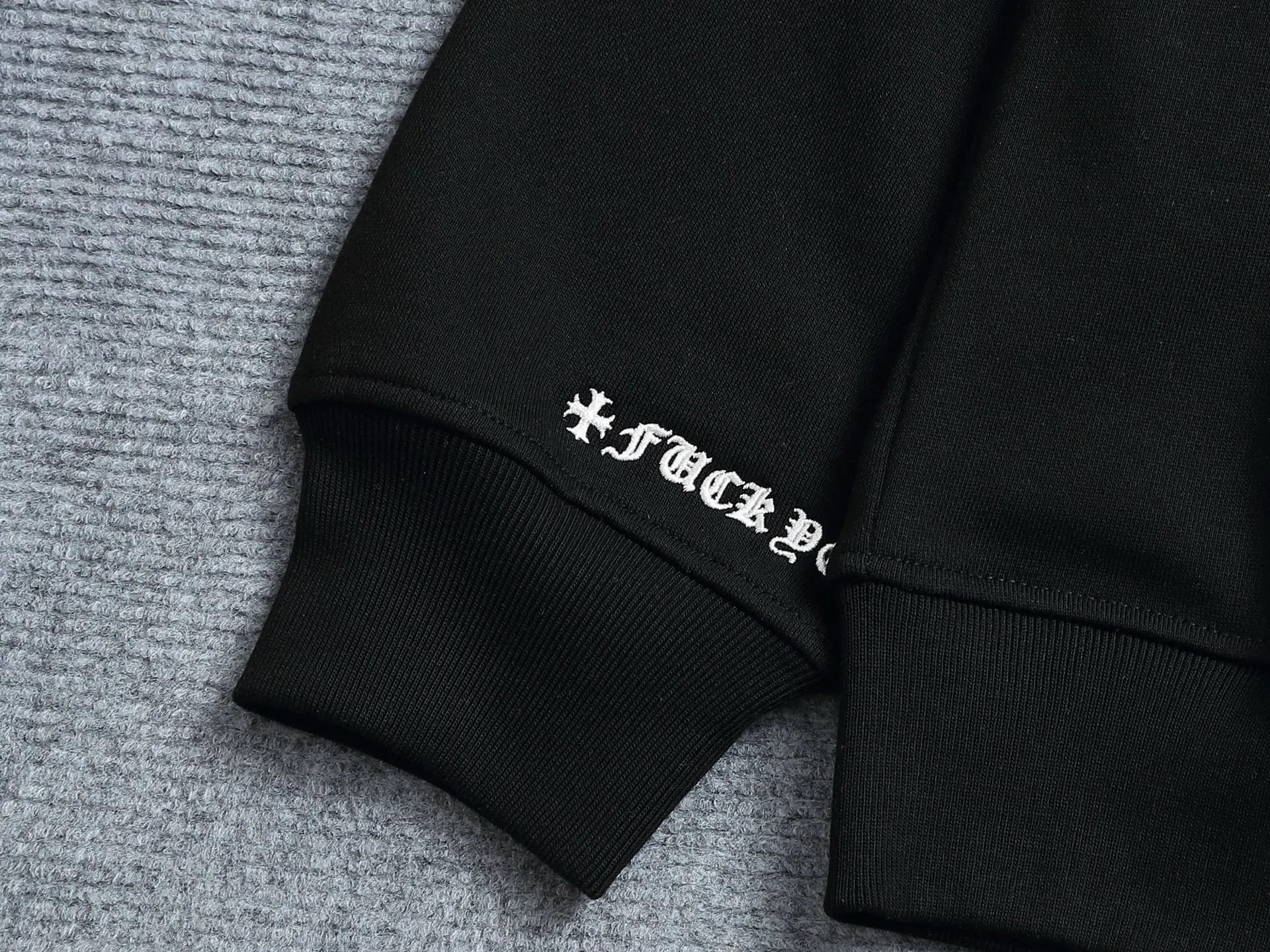 P230 Chrome hearts ch Chrome hearts cross leather embroidered round neck sweatshirt, large version, loose and stylish, low version, slim version, upper body and crotch pull, 100% commitment: top quality, not fast food, the highest version on the market, top quality, 420 grams, 26 custom-dyed double yarn cotton, same style for men and women, complete with three standards. Color: Black White Size: XS-L